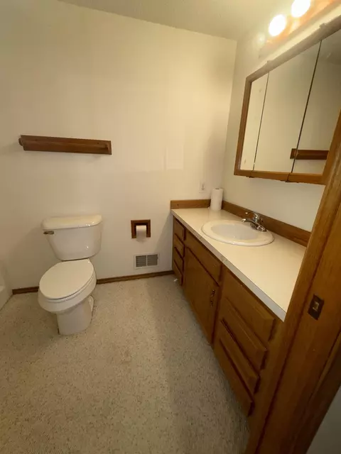 Bath - 613 Kemp, Gladwin, MI 48624 photo 2 of 3