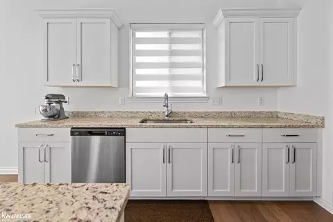 Kitchen - 49712 Split Rock, Macomb, MI 48044 photo 5 of 5