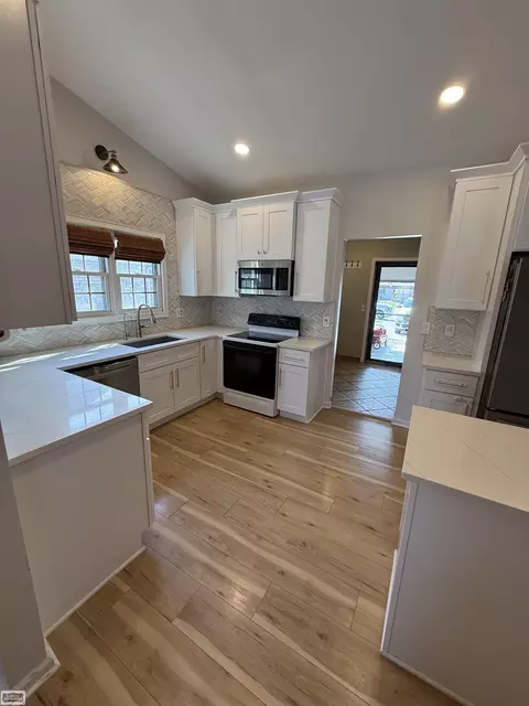 Kitchen - 47642 Stephanie, Macomb, MI 48044 photo 2 of 5