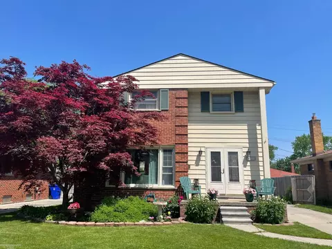 18307 Spring Ct N, Fraser, MI 48026