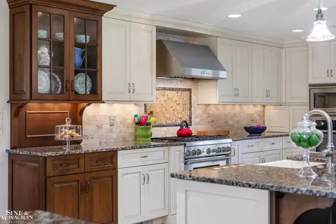 Kitchen - 847 Whittier, Grosse Pointe Park, MI 48230 photo 3 of 9