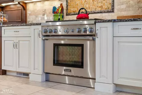Kitchen - 847 Whittier, Grosse Pointe Park, MI 48230 photo 7 of 9