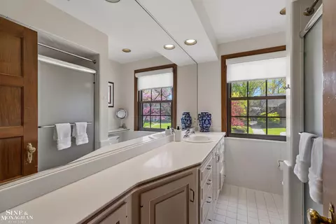 Bath - 847 Whittier, Grosse Pointe Park, MI 48230 photo 6 of 7