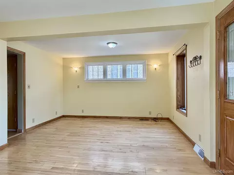 Living - 914 N Elevation, Hancock, MI 49930 photo 2 of 10