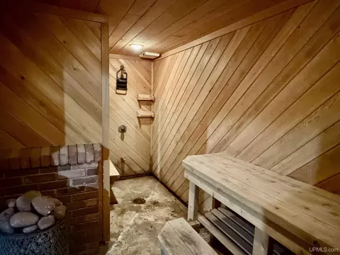 Bath - 914 N Elevation, Hancock, MI 49930 photo 8 of 9