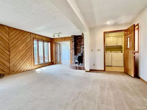 Living - 914 N Elevation, Hancock, MI 49930 photo 4 of 10