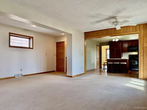 Living - 914 N Elevation, Hancock, MI 49930 photo 7 of 10