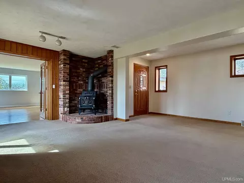 Living - 914 N Elevation, Hancock, MI 49930 photo 6 of 10