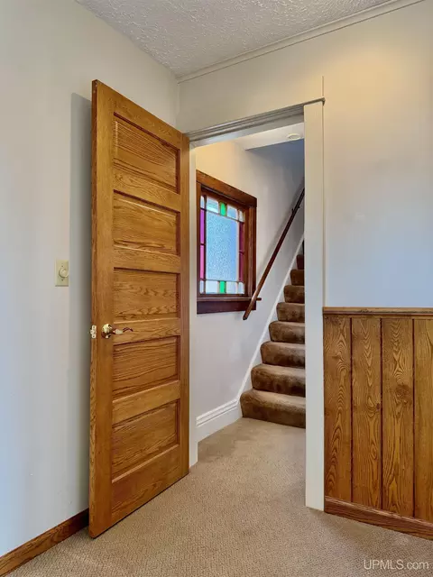 Entry Way - 914 N Elevation, Hancock, MI 49930 photo 2 of 3