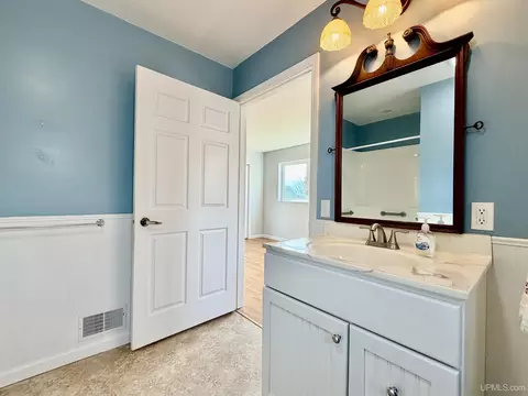 Bath - 914 N Elevation, Hancock, MI 49930 photo 4 of 9
