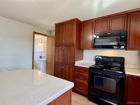Kitchen - 914 N Elevation, Hancock, MI 49930 photo 3 of 5