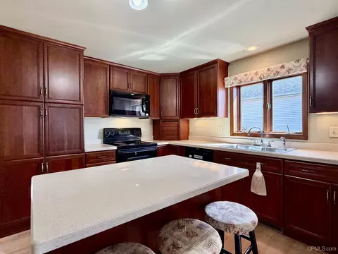 Kitchen - 914 N Elevation, Hancock, MI 49930 photo 1 of 5