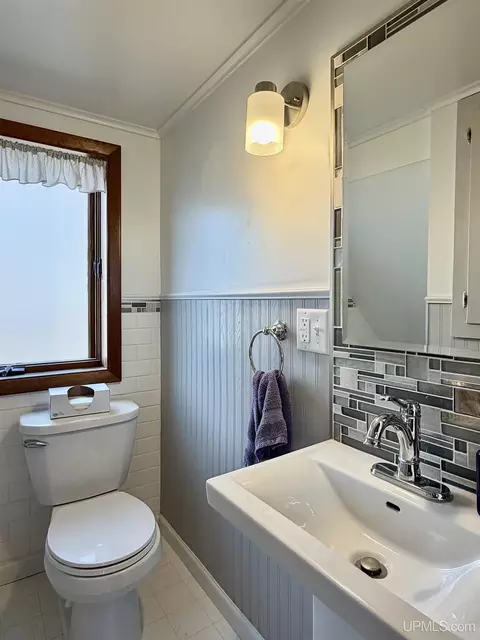 Bath - 914 N Elevation, Hancock, MI 49930 photo 1 of 9