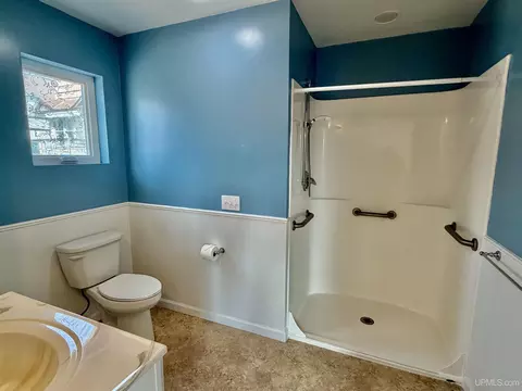 Bath - 914 N Elevation, Hancock, MI 49930 photo 3 of 9