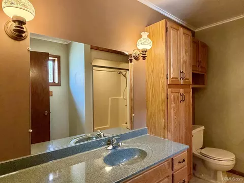 Bath - 914 N Elevation, Hancock, MI 49930 photo 5 of 9