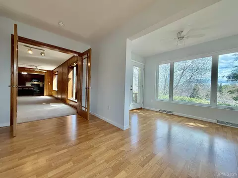 Living - 914 N Elevation, Hancock, MI 49930 photo 8 of 10