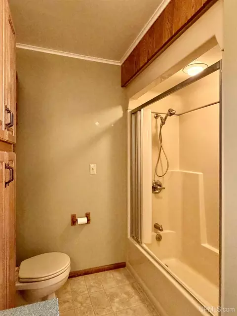 Bath - 914 N Elevation, Hancock, MI 49930 photo 7 of 9