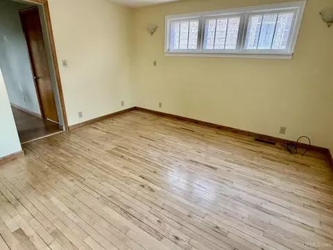 Living - 914 N Elevation, Hancock, MI 49930 photo 3 of 10