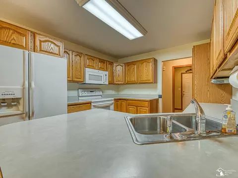 Kitchen - 14353 Canterbury, Monroe, MI 48161 photo 2 of 3
