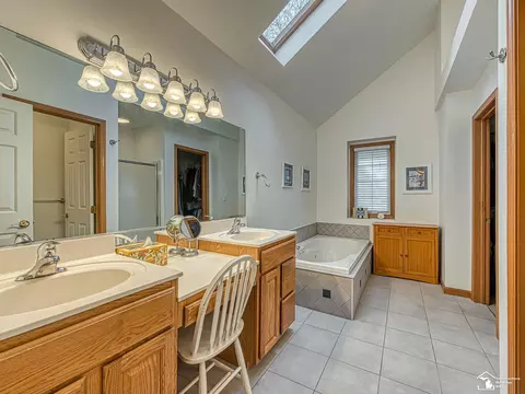 Bath - 14353 Canterbury, Monroe, MI 48161 photo 2 of 5
