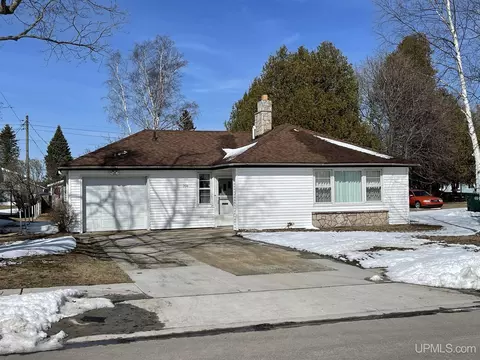 706 Oak, Manistique, MI 49854