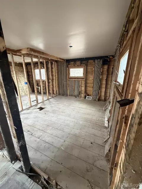 Entry Way - 163 Cliff, Ishpeming, MI 49849 photo 2 of 3