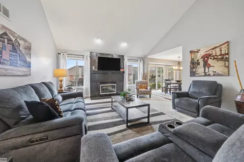 Living - 50492 Alden, Macomb, MI 48044 photo 2 of 4