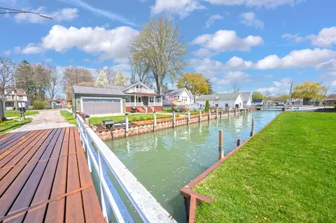 Exterior - 1806 Saint Clair Riv, Algonac, MI 48001 photo 6 of 15
