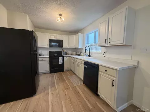 Kitchen - 475 River, Ishpeming, MI 49849 photo 2 of 3