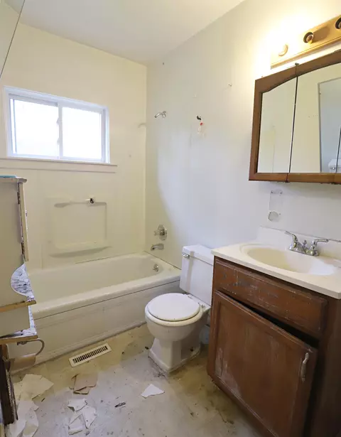 Bath - 2807 Camden, Flint, MI 48507 photo 1 of 1