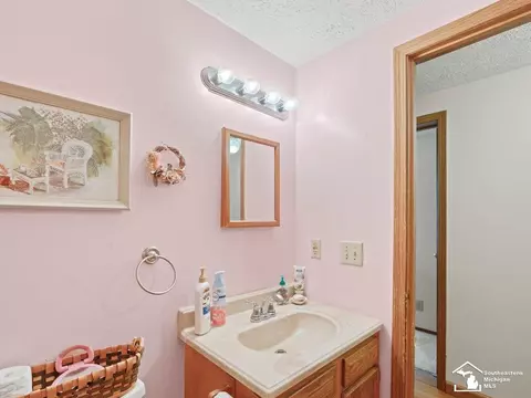 Bath - 2760 Spring Hl, Howell, MI 48843 photo 2 of 5