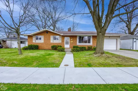 704 Briarwood, Fenton, MI 48430