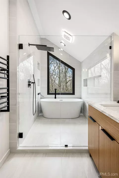 Bath - 1035 E, Iron Mountain, MI 49801 photo 2 of 17