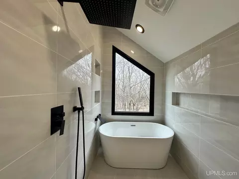 Bath - 1035 E, Iron Mountain, MI 49801 photo 3 of 17