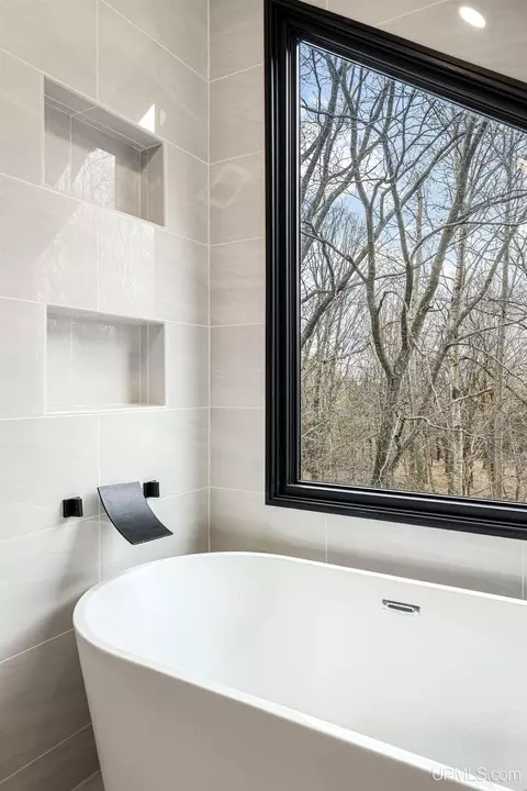 Bath - 1035 E, Iron Mountain, MI 49801 photo 4 of 17