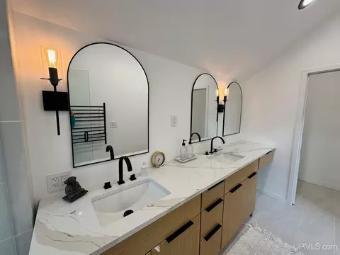 Bath - 1035 E, Iron Mountain, MI 49801 photo 6 of 17
