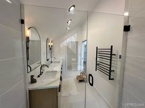 Bath - 1035 E, Iron Mountain, MI 49801 photo 5 of 17
