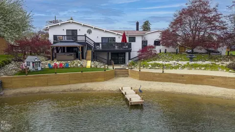 9059 Sandy Rdg, White Lake, MI 48386