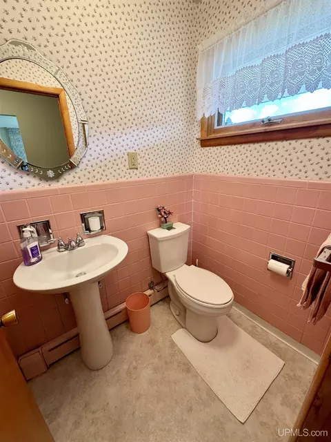 Bath - 717 White, Ishpeming, MI 49849 photo 1 of 5