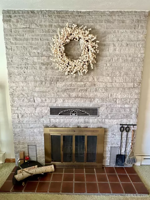 Living - 717 White, Ishpeming, MI 49849 photo 4 of 5