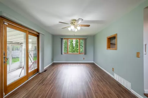 Living - 2275 Tandy, Flint, MI 48532 photo 3 of 5
