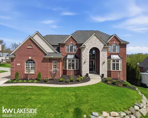 1112 Canyon Crk, Rochester Hills, MI 48306