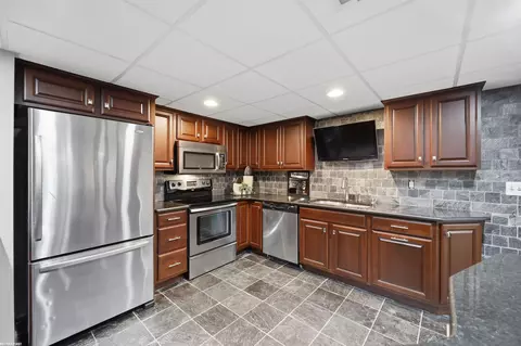 Kitchen - 16465 Bishopsgate, Macomb, MI 48044 photo 5 of 5