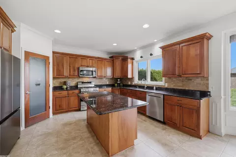 Kitchen - 16465 Bishopsgate, Macomb, MI 48044 photo 2 of 5