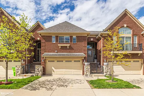 16933 Kensington, Macomb, MI 48044