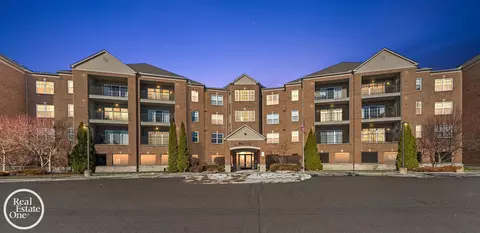 2118 Country Clb UNIT 10, Saint Clair Shores, MI 48082