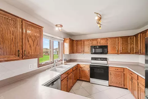 Kitchen - 47715 Beacon Sq, Macomb, MI 48044 photo 1 of 2