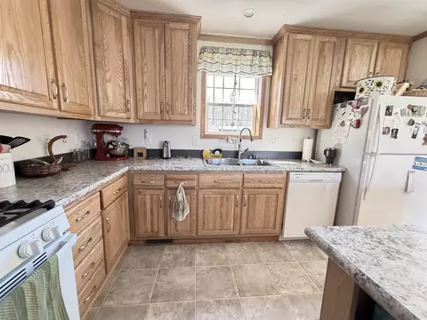 Kitchen - 2020 E Long Lk, Harrison, MI 48625 photo 3 of 4