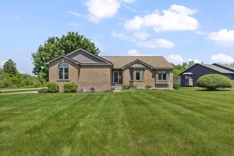 10690 Oxbow Hts, White Lake, MI 48386