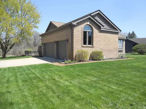 10690 Oxbow Hts, White Lake, MI 48386